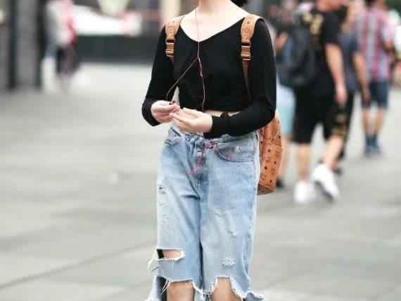 牛仔裤配T恤万能公式 这样穿简单好看不出错