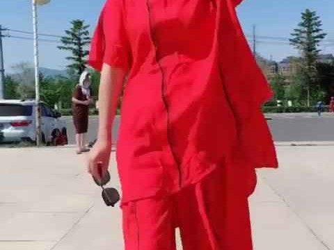 一抹红的万种风情：你的红色上衣这样配裤子就对了