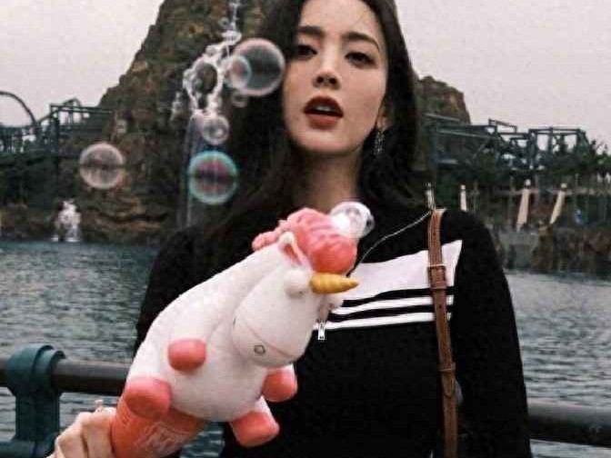 2019夏季穿搭热点：娜扎的裤子与热依扎的吊带，女星穿衣自由到底有错吗