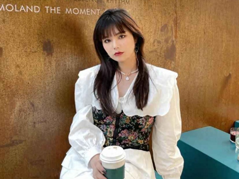 肩宽大胸女生春季穿搭秘籍：告别显壮烦恼！