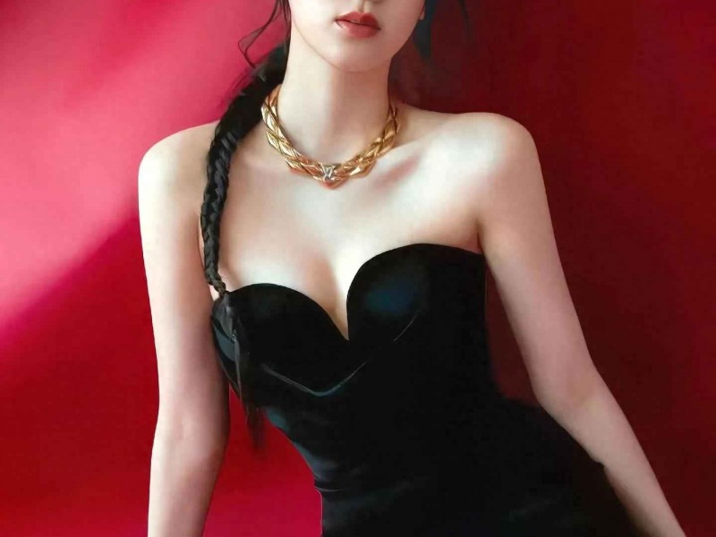 马尾发型穿搭秘诀：欧阳娜娜侧马尾深V造型的时尚解析