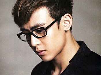 小脸男生的发型逆袭指南 选对发型让精致脸型魅力翻倍