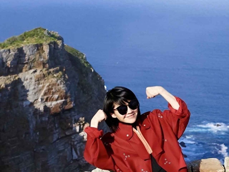 56岁许晴国外旅游穿搭揭秘：风衣皮裤短发造型，时尚减龄有妙招