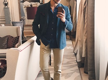 卡其色外套搭配指南 五种裤装穿出高级感