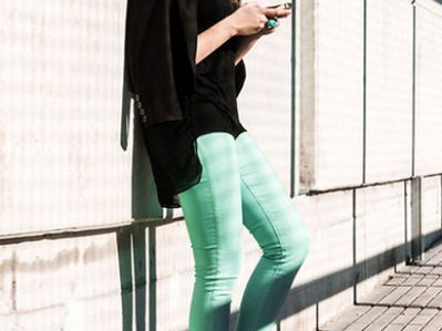 绿色上衣搭配裤子全攻略 穿出你的日常时尚范儿