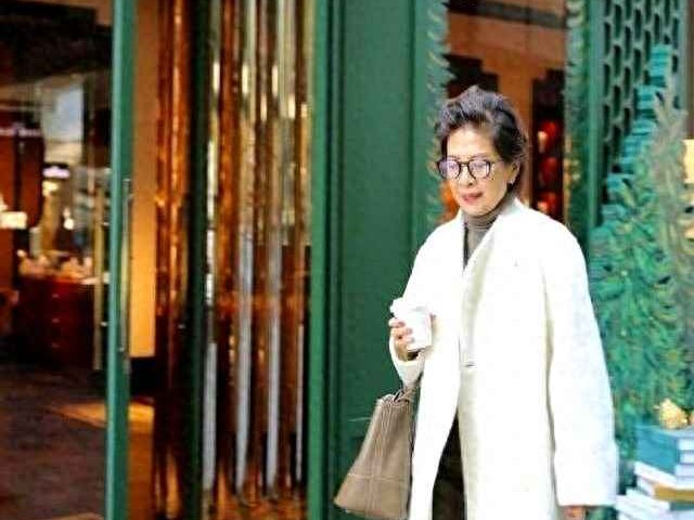 欧美老年人气质穿搭秘诀：六七十岁照样时尚有范