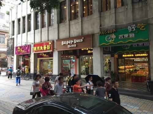 小县城干点啥买卖中 这些店让老乡们抢着掏腰包