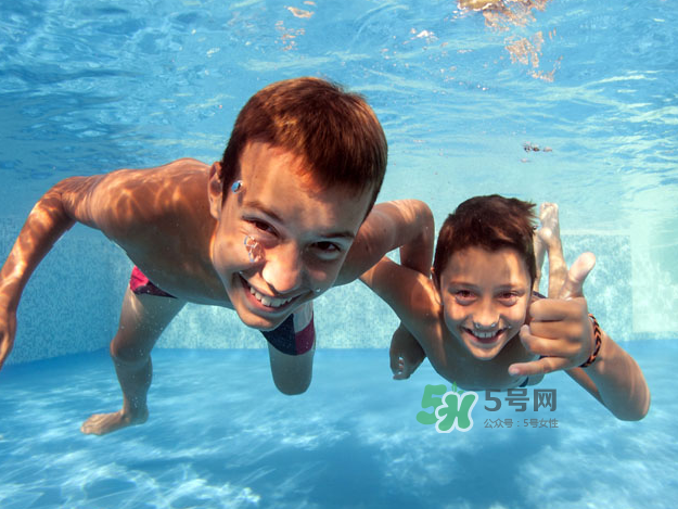 游泳穿什么才合适实用指南