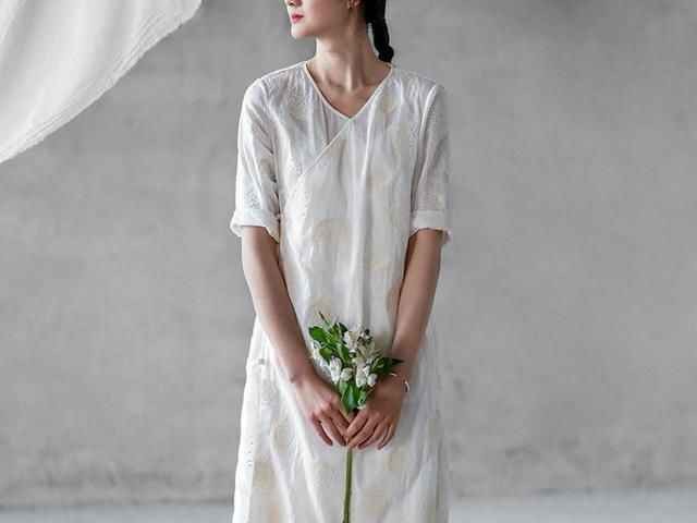 一袭袍子穿出东方骨相：你的新中式穿搭自由指南