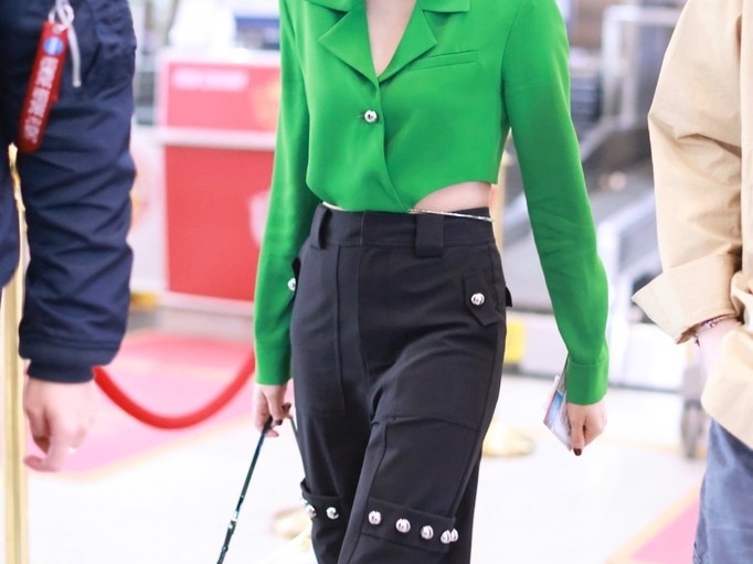 黑色休闲裤外套搭配全攻略 穿对上衣秒变时尚达人