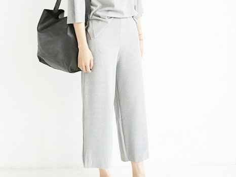 白色裤子穿搭全攻略 上衣颜色选对时髦翻倍