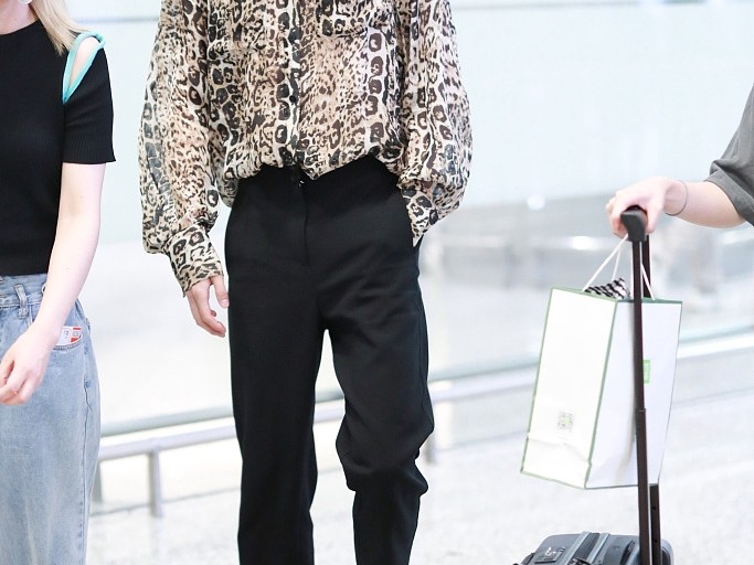 红衬衫搭配裤子全攻略穿出时尚感不出错