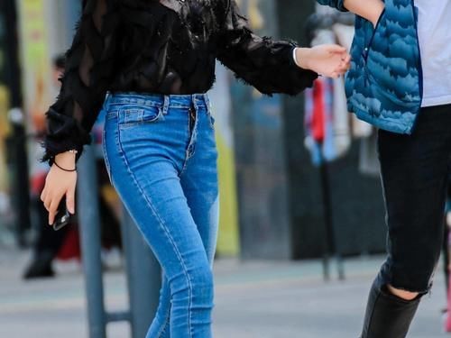 黑牛仔裤配上衣全攻略 解锁日常高级感就这么简单