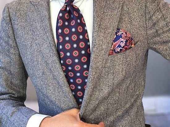 穿黑西装别只配红领带了！这些高级搭法让你告别呆板形象