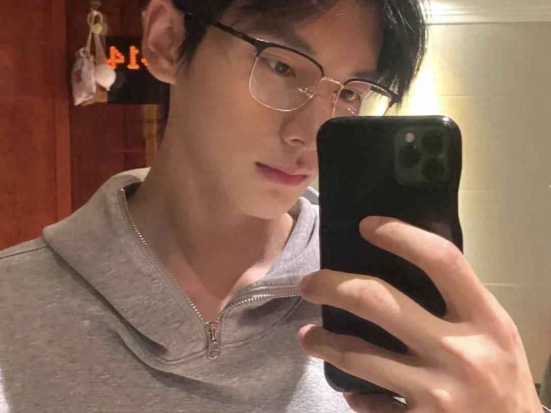 春季男孩时尚穿搭指南：用手机记录帅气生活