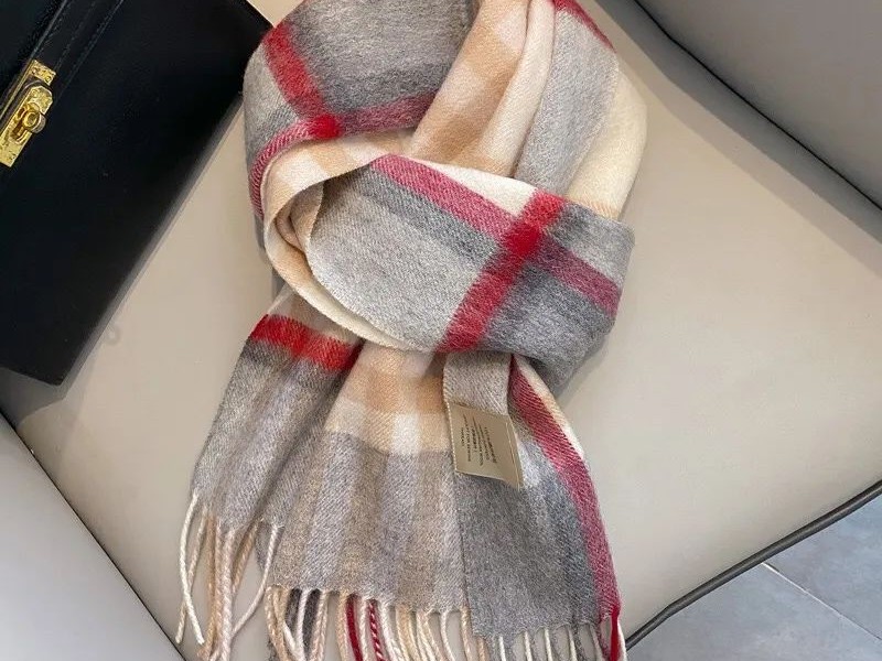 脖子上那条白色围巾 可不只是保暖那么简单