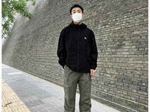 瘦男生冬季穿衣搭配指南：冲锋衣配工装裤，时尚又年轻